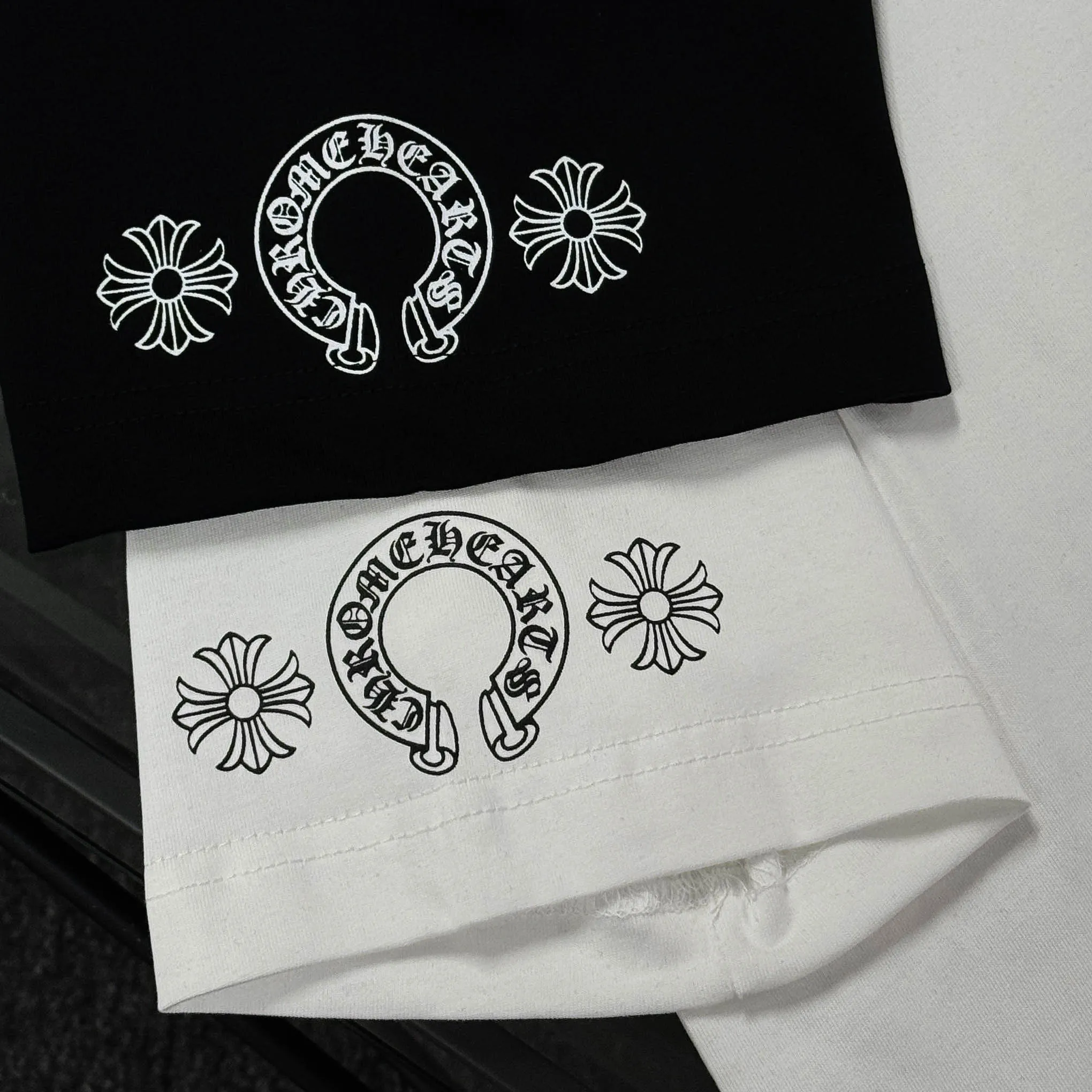 P170 Chrome Hearts Chrome Hearts 25 high-end versions. The fabric is made of 300 grams of high-density pure cotton. It does not deform or shrink. It has three labels. It is the same style for men and women. Technology: Digital printing. Color: White. Black. SIZE: S-XL.